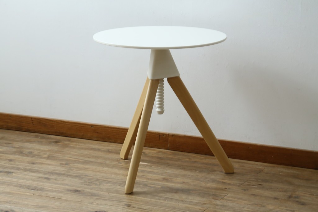 新古　未使用展示品　超美品　イタリア　マジス(MAGIS)　ナチュラルウッド×ホワイトの洗練された配色が魅力の昇降式丸テーブル　(R-083390)