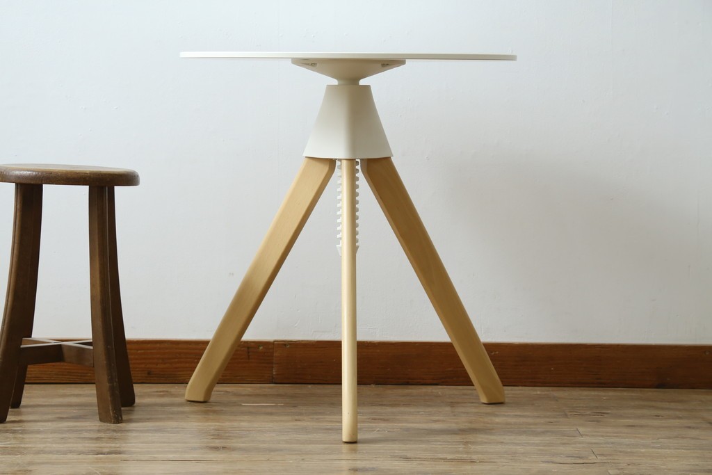新古　未使用展示品　超美品　イタリア　マジス(MAGIS)　ナチュラルウッド×ホワイトの洗練された配色が魅力の昇降式丸テーブル　(R-083390)