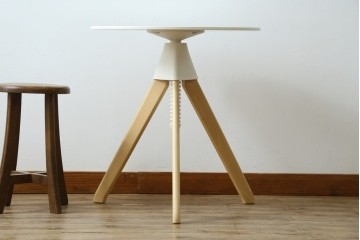 新古　未使用展示品　超美品　イタリア　マジス(MAGIS)　ナチュラルウッド×ホワイトの洗練された配色が魅力の昇降式丸テーブル　(R-083390)