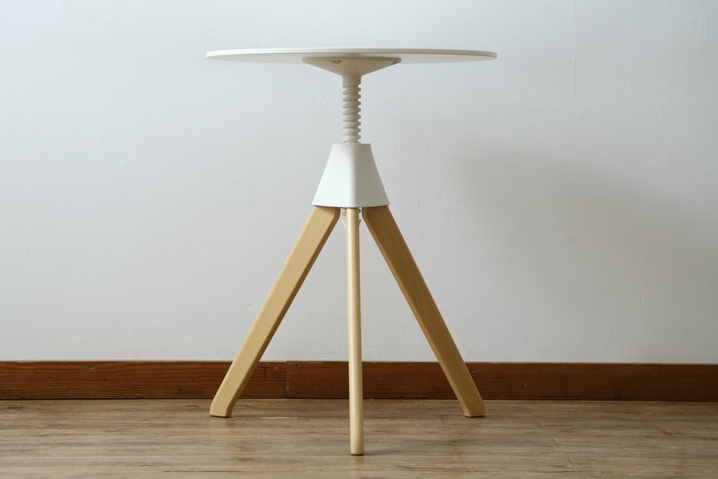 新古　未使用展示品　超美品　イタリア　マジス(MAGIS)　ナチュラルウッド×ホワイトの洗練された配色が魅力の昇降式丸テーブル　(R-083390)