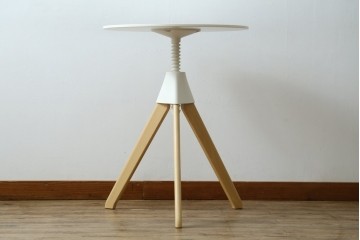 新古　未使用展示品　超美品　イタリア　マジス(MAGIS)　ナチュラルウッド×ホワイトの洗練された配色が魅力の昇降式丸テーブル　(R-083390)