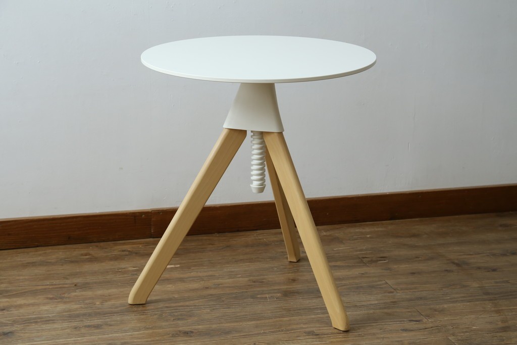 新古　未使用展示品　超美品　イタリア　マジス(MAGIS)　ナチュラルウッド×ホワイトの洗練された配色が魅力の昇降式丸テーブル　(R-083390)