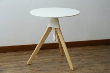 新古　未使用展示品　超美品　イタリア　マジス(MAGIS)　ナチュラルウッド×ホワイトの洗練された配色が魅力の昇降式丸テーブル　(R-083390)