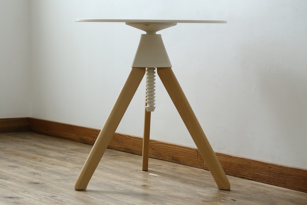新古　未使用展示品　超美品　イタリア　マジス(MAGIS)　ナチュラルウッド×ホワイトの洗練された配色が魅力の昇降式丸テーブル　(R-083390)