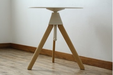 新古　未使用展示品　超美品　イタリア　マジス(MAGIS)　ナチュラルウッド×ホワイトの洗練された配色が魅力の昇降式丸テーブル　(R-083390)