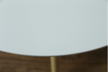 新古　未使用展示品　超美品　イタリア　マジス(MAGIS)　ナチュラルウッド×ホワイトの洗練された配色が魅力の昇降式丸テーブル　(R-083390)