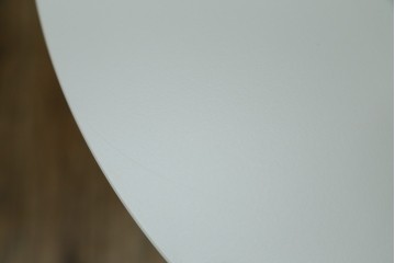 新古　未使用展示品　超美品　イタリア　マジス(MAGIS)　ナチュラルウッド×ホワイトの洗練された配色が魅力の昇降式丸テーブル　(R-083390)