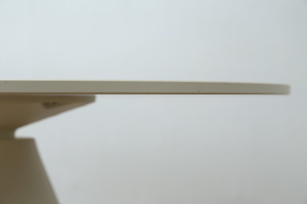 新古　未使用展示品　超美品　イタリア　マジス(MAGIS)　ナチュラルウッド×ホワイトの洗練された配色が魅力の昇降式丸テーブル　(R-083390)