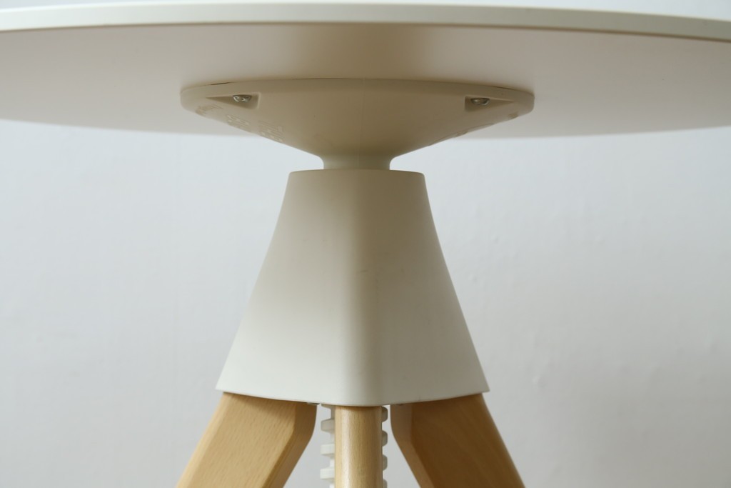 新古　未使用展示品　超美品　イタリア　マジス(MAGIS)　ナチュラルウッド×ホワイトの洗練された配色が魅力の昇降式丸テーブル　(R-083390)