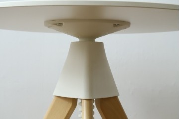 新古　未使用展示品　超美品　イタリア　マジス(MAGIS)　ナチュラルウッド×ホワイトの洗練された配色が魅力の昇降式丸テーブル　(R-083390)