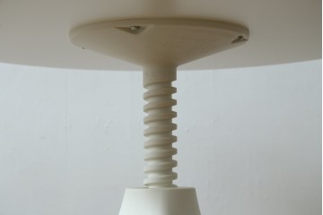 新古　未使用展示品　超美品　イタリア　マジス(MAGIS)　ナチュラルウッド×ホワイトの洗練された配色が魅力の昇降式丸テーブル　(R-083390)