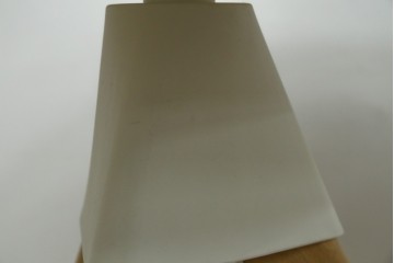 新古　未使用展示品　超美品　イタリア　マジス(MAGIS)　ナチュラルウッド×ホワイトの洗練された配色が魅力の昇降式丸テーブル　(R-083390)