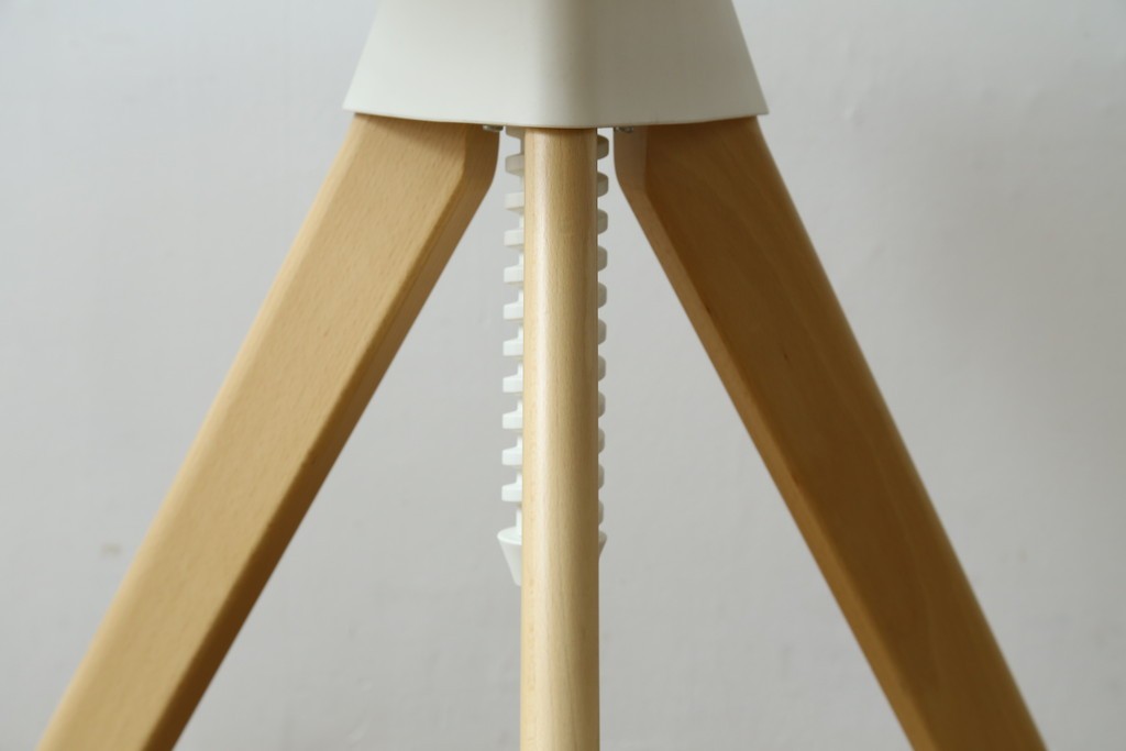 新古　未使用展示品　超美品　イタリア　マジス(MAGIS)　ナチュラルウッド×ホワイトの洗練された配色が魅力の昇降式丸テーブル　(R-083390)