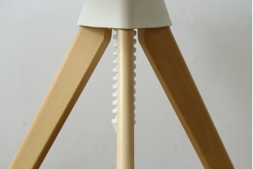 新古　未使用展示品　超美品　イタリア　マジス(MAGIS)　ナチュラルウッド×ホワイトの洗練された配色が魅力の昇降式丸テーブル　(R-083390)