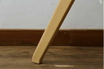 新古　未使用展示品　超美品　イタリア　マジス(MAGIS)　ナチュラルウッド×ホワイトの洗練された配色が魅力の昇降式丸テーブル　(R-083390)