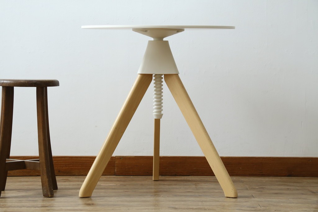 新古　未使用展示品　超美品　イタリア　マジス(MAGIS)　ナチュラルウッド×ホワイトの洗練された配色が魅力の昇降式丸テーブル　(R-083390)