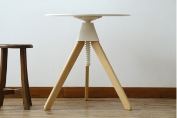 新古　未使用展示品　超美品　イタリア　マジス(MAGIS)　ナチュラルウッド×ホワイトの洗練された配色が魅力の昇降式丸テーブル　(R-083390)