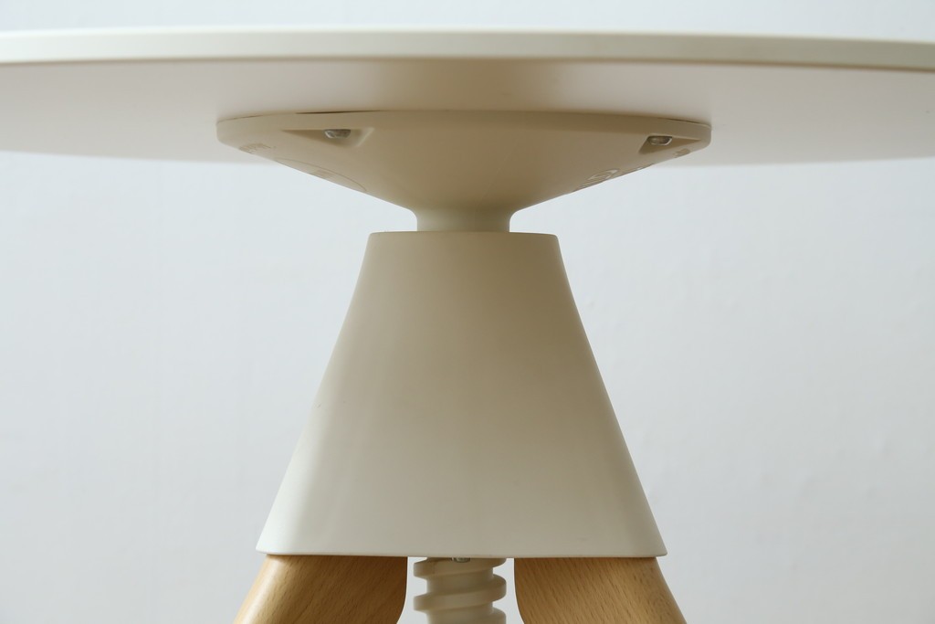 新古　未使用展示品　超美品　イタリア　マジス(MAGIS)　ナチュラルウッド×ホワイトの洗練された配色が魅力の昇降式丸テーブル　(R-083390)