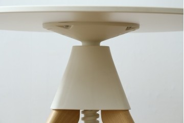 新古　未使用展示品　超美品　イタリア　マジス(MAGIS)　ナチュラルウッド×ホワイトの洗練された配色が魅力の昇降式丸テーブル　(R-083390)