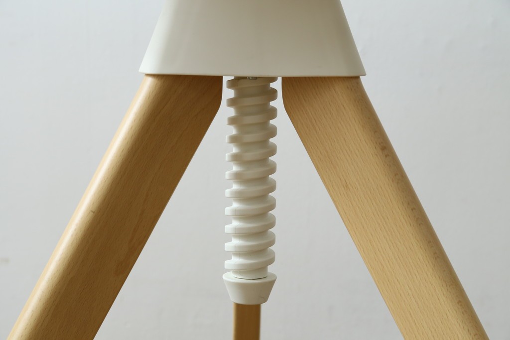 新古　未使用展示品　超美品　イタリア　マジス(MAGIS)　ナチュラルウッド×ホワイトの洗練された配色が魅力の昇降式丸テーブル　(R-083390)