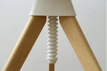 新古　未使用展示品　超美品　イタリア　マジス(MAGIS)　ナチュラルウッド×ホワイトの洗練された配色が魅力の昇降式丸テーブル　(R-083390)