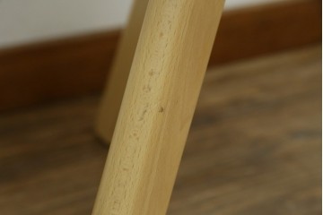 新古　未使用展示品　超美品　イタリア　マジス(MAGIS)　ナチュラルウッド×ホワイトの洗練された配色が魅力の昇降式丸テーブル　(R-083390)