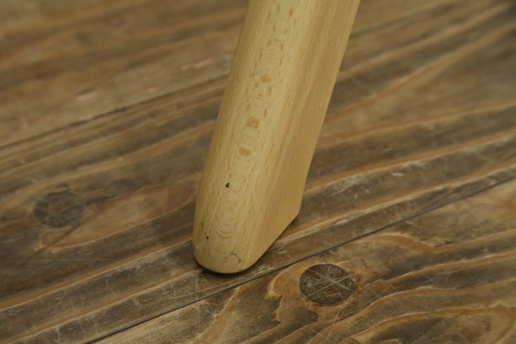 新古　未使用展示品　超美品　イタリア　マジス(MAGIS)　ナチュラルウッド×ホワイトの洗練された配色が魅力の昇降式丸テーブル　(R-083390)