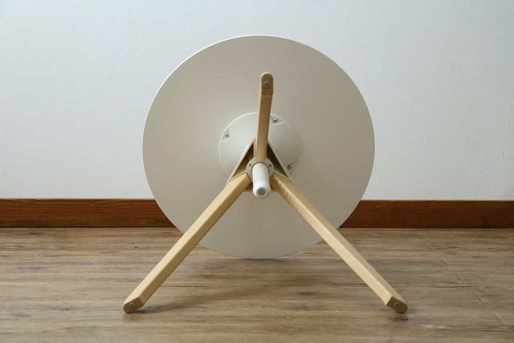 新古　未使用展示品　超美品　イタリア　マジス(MAGIS)　ナチュラルウッド×ホワイトの洗練された配色が魅力の昇降式丸テーブル　(R-083390)