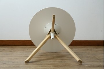 新古　未使用展示品　超美品　イタリア　マジス(MAGIS)　ナチュラルウッド×ホワイトの洗練された配色が魅力の昇降式丸テーブル　(R-083390)