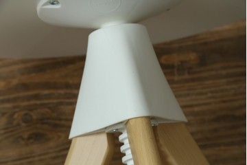 新古　未使用展示品　超美品　イタリア　マジス(MAGIS)　ナチュラルウッド×ホワイトの洗練された配色が魅力の昇降式丸テーブル　(R-083390)