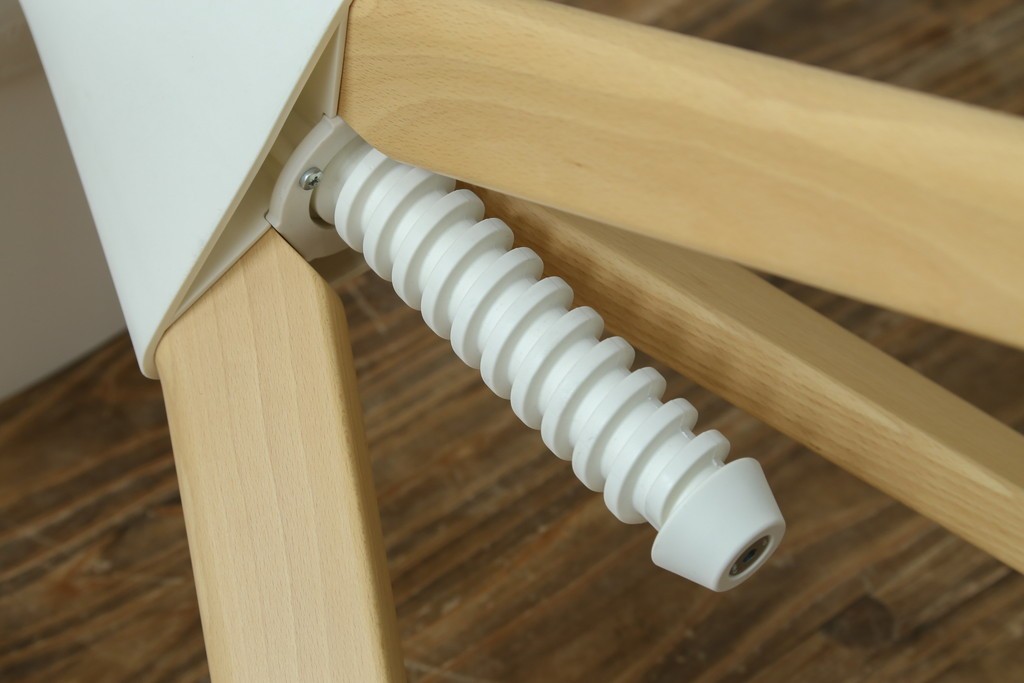 新古　未使用展示品　超美品　イタリア　マジス(MAGIS)　ナチュラルウッド×ホワイトの洗練された配色が魅力の昇降式丸テーブル　(R-083390)