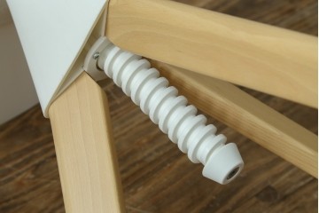 新古　未使用展示品　超美品　イタリア　マジス(MAGIS)　ナチュラルウッド×ホワイトの洗練された配色が魅力の昇降式丸テーブル　(R-083390)