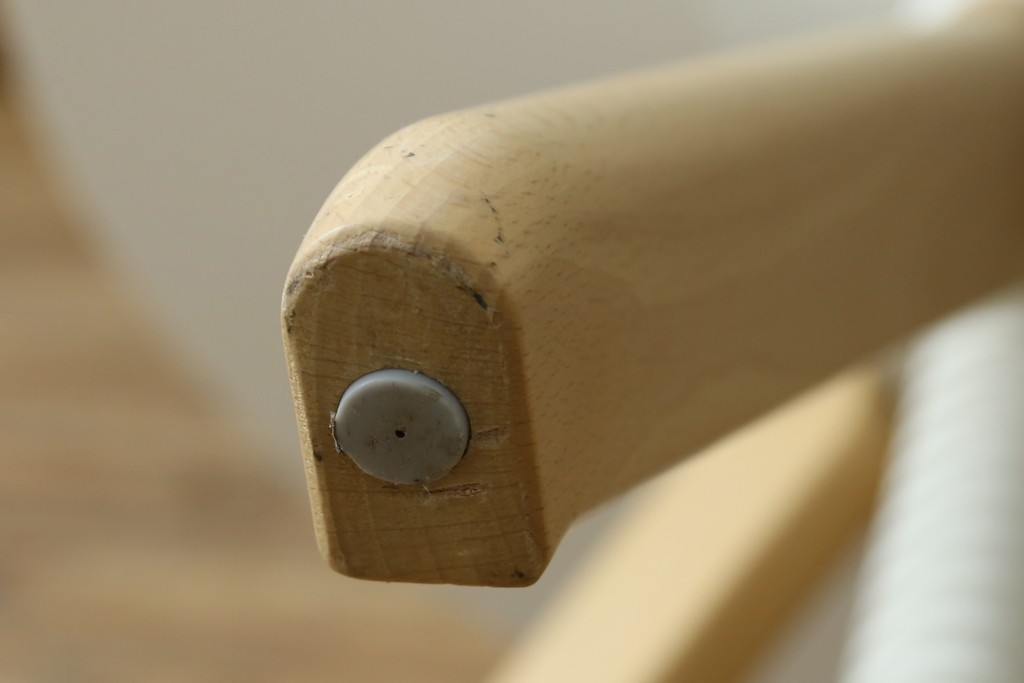 新古　未使用展示品　超美品　イタリア　マジス(MAGIS)　ナチュラルウッド×ホワイトの洗練された配色が魅力の昇降式丸テーブル　(R-083390)