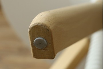 新古　未使用展示品　超美品　イタリア　マジス(MAGIS)　ナチュラルウッド×ホワイトの洗練された配色が魅力の昇降式丸テーブル　(R-083390)