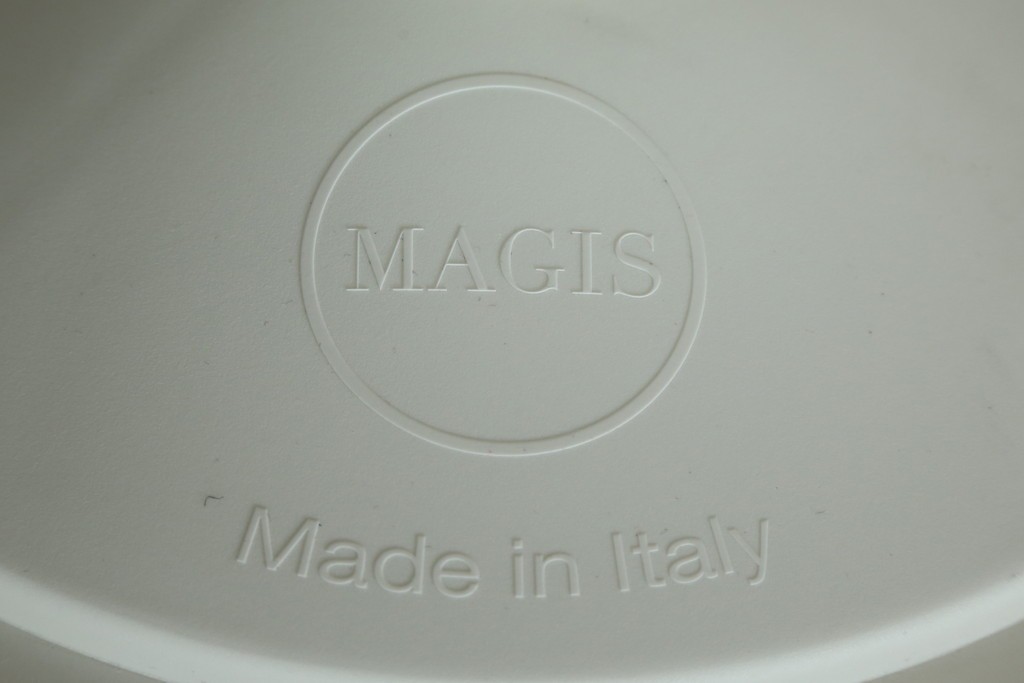 新古　未使用展示品　超美品　イタリア　マジス(MAGIS)　ナチュラルウッド×ホワイトの洗練された配色が魅力の昇降式丸テーブル　(R-083390)