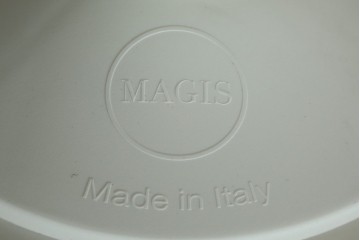 新古　未使用展示品　超美品　イタリア　マジス(MAGIS)　ナチュラルウッド×ホワイトの洗練された配色が魅力の昇降式丸テーブル　(R-083390)