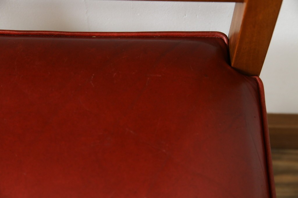 中古　横浜クラシック家具　ダニエル(daniel)　ミッシェル(Michel)サイドチェア　A-504　本革(レザー)　格式ある佇まいが置くだけで絵になるダイニングチェア　(R-083391)