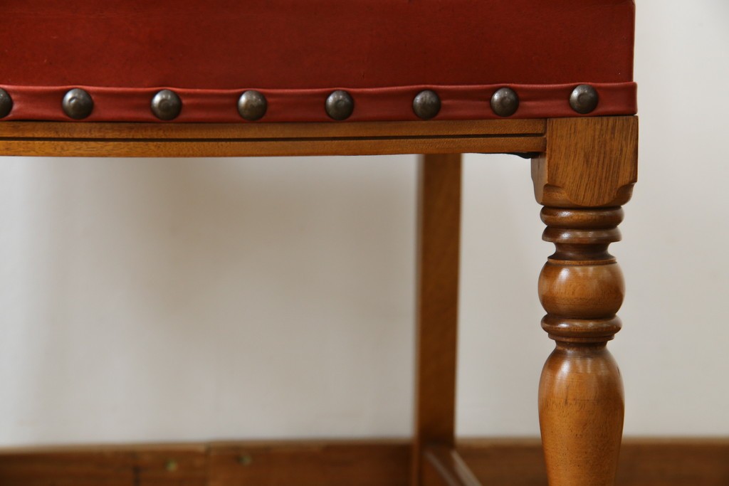 中古　横浜クラシック家具　ダニエル(daniel)　ミッシェル(Michel)サイドチェア　A-504　本革(レザー)　格式ある佇まいが置くだけで絵になるダイニングチェア　(R-083391)