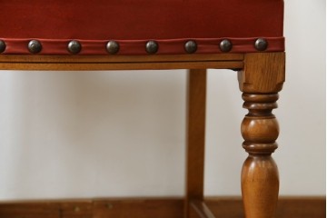 中古　横浜クラシック家具　ダニエル(daniel)　ミッシェル(Michel)サイドチェア　A-504　本革(レザー)　格式ある佇まいが置くだけで絵になるダイニングチェア　(R-083391)