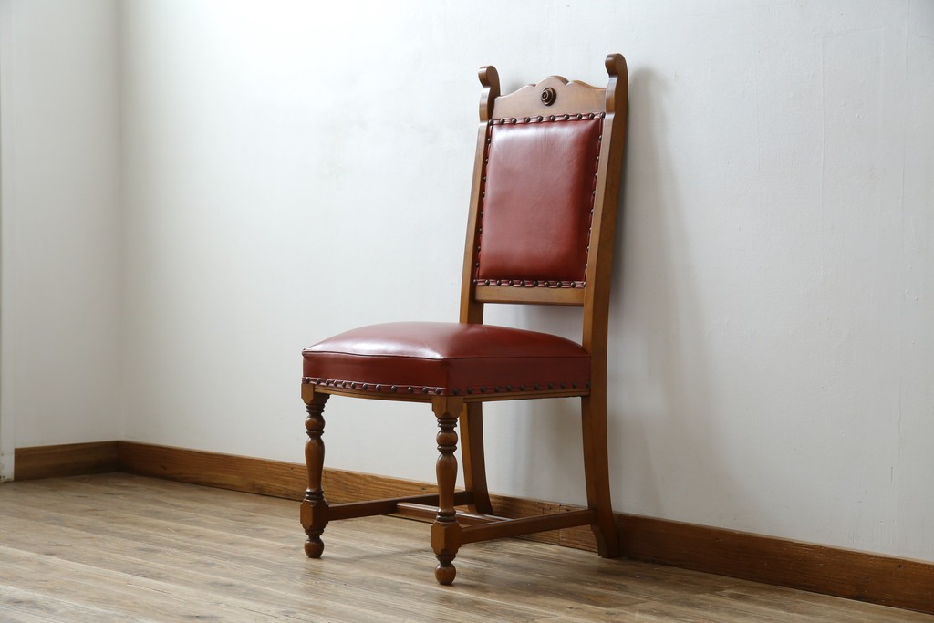 中古　横浜クラシック家具　ダニエル(daniel)　ミッシェル(Michel)サイドチェア　A-504　本革(レザー)　格式ある佇まいが置くだけで絵になるダイニングチェア　(R-083391)