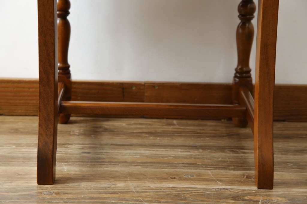 中古　横浜クラシック家具　ダニエル(daniel)　ミッシェル(Michel)サイドチェア　A-504　本革(レザー)　格式ある佇まいが置くだけで絵になるダイニングチェア　(R-083391)