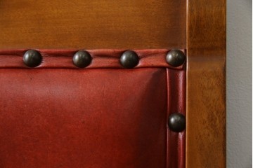 中古　横浜クラシック家具　ダニエル(daniel)　ミッシェル(Michel)サイドチェア　A-504　本革(レザー)　格式ある佇まいが置くだけで絵になるダイニングチェア　(R-083391)