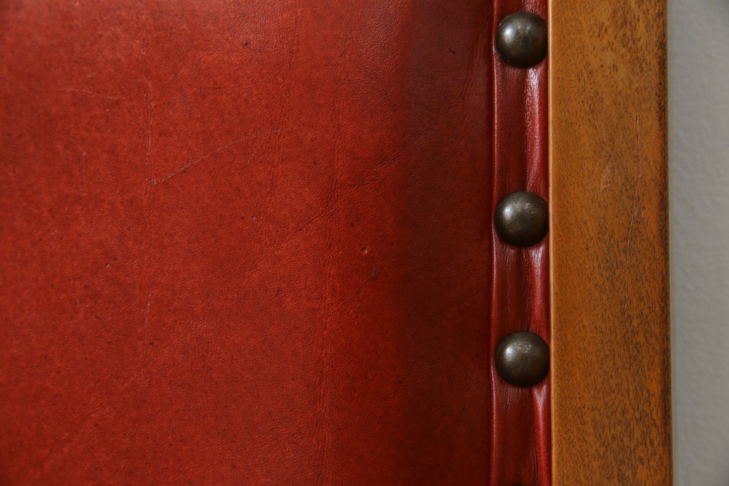 中古　横浜クラシック家具　ダニエル(daniel)　ミッシェル(Michel)サイドチェア　A-504　本革(レザー)　格式ある佇まいが置くだけで絵になるダイニングチェア　(R-083391)