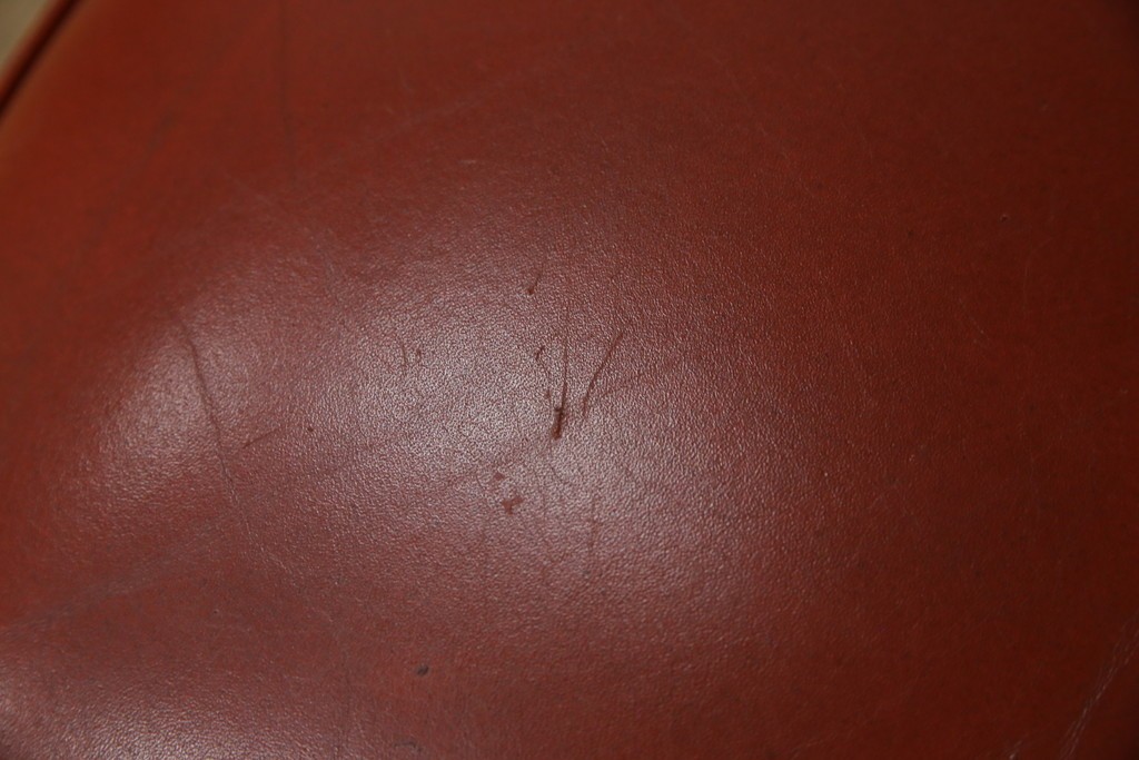 中古　横浜クラシック家具　ダニエル(daniel)　ミッシェル(Michel)サイドチェア　A-504　本革(レザー)　格式ある佇まいが置くだけで絵になるダイニングチェア　(R-083391)