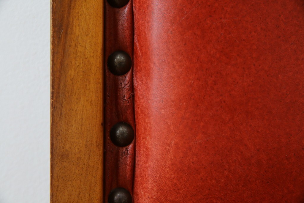 中古　横浜クラシック家具　ダニエル(daniel)　ミッシェル(Michel)サイドチェア　A-504　本革(レザー)　格式ある佇まいが置くだけで絵になるダイニングチェア　(R-083391)