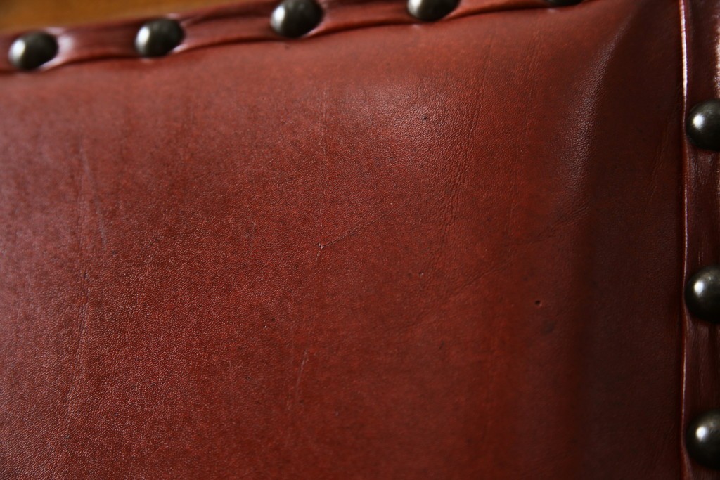 中古　横浜クラシック家具　ダニエル(daniel)　ミッシェル(Michel)サイドチェア　A-504　本革(レザー)　格式ある佇まいが置くだけで絵になるダイニングチェア　(R-083391)