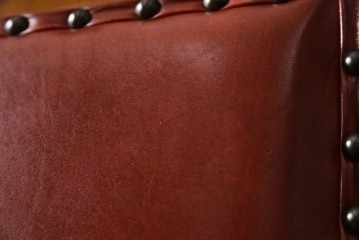 中古　横浜クラシック家具　ダニエル(daniel)　ミッシェル(Michel)サイドチェア　A-504　本革(レザー)　格式ある佇まいが置くだけで絵になるダイニングチェア　(R-083391)