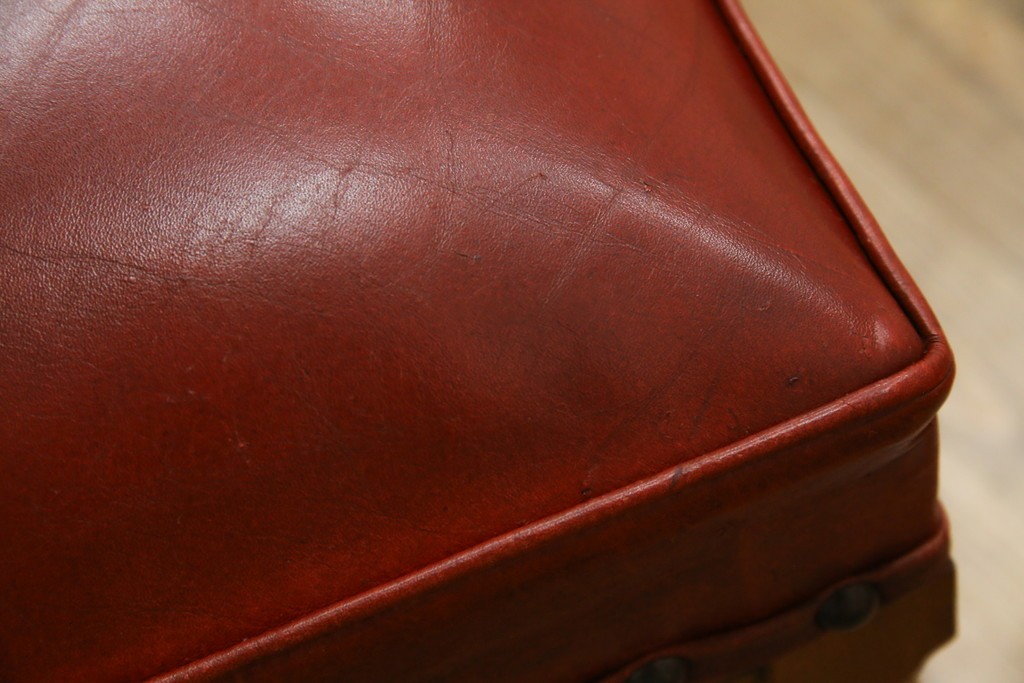 中古　横浜クラシック家具　ダニエル(daniel)　ミッシェル(Michel)サイドチェア　A-504　本革(レザー)　格式ある佇まいが置くだけで絵になるダイニングチェア　(R-083391)