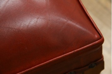 中古　横浜クラシック家具　ダニエル(daniel)　ミッシェル(Michel)サイドチェア　A-504　本革(レザー)　格式ある佇まいが置くだけで絵になるダイニングチェア　(R-083391)