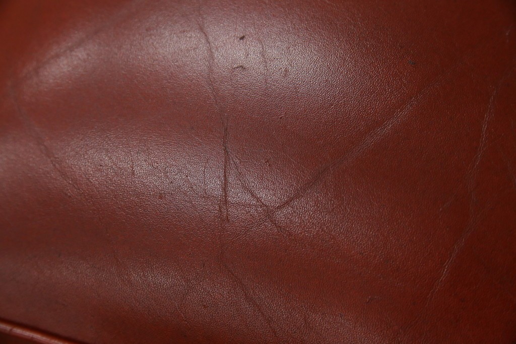 中古　横浜クラシック家具　ダニエル(daniel)　ミッシェル(Michel)サイドチェア　A-504　本革(レザー)　格式ある佇まいが置くだけで絵になるダイニングチェア　(R-083391)